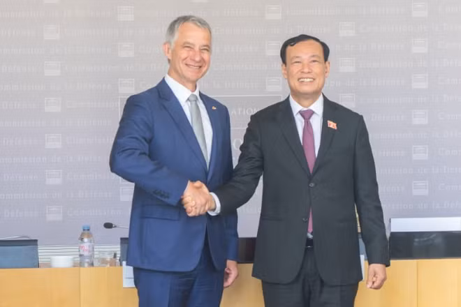 Chủ nhiệm Ủy ban Quốc phòng, An ninh và Đối ngoại của Quốc hội Lê Tấn Tới và Chủ tịch Ủy ban Quốc phòng và Lực lượng vũ trang Hạ viện Pháp Jean-Michel Jacques tại cuộc làm việc.