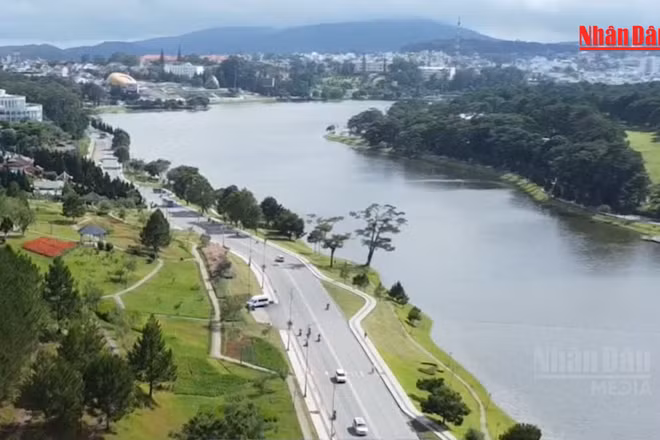 [Video] Thi công sửa chữa kè chống sạt lở cho hồ Xuân Hương Đà Lạt 