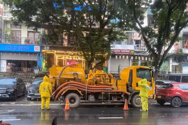 Xí nghiệp Thi công cơ giới tổ chức ứng trực trên đường Phùng Hưng. (Ảnh: Đơn vị cung cấp)