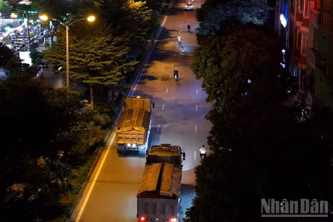 Xe tải quá khổ, quá tải trở thành nỗi lo sợ của người dân Thủ đô vào ban đêm. 