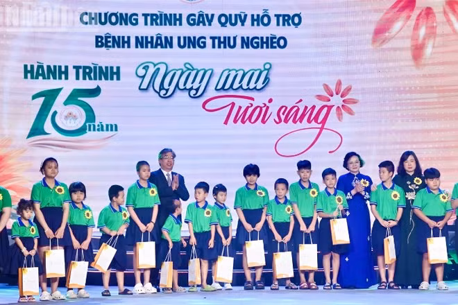 Phó Thủ tướng Phạm Thị Thanh Trà cùng lãnh đạo Bộ Y tế và Thành phố Hồ Chí Minh trao quà cho bệnh nhi ung thư. (Ảnh: KHANG ANH)