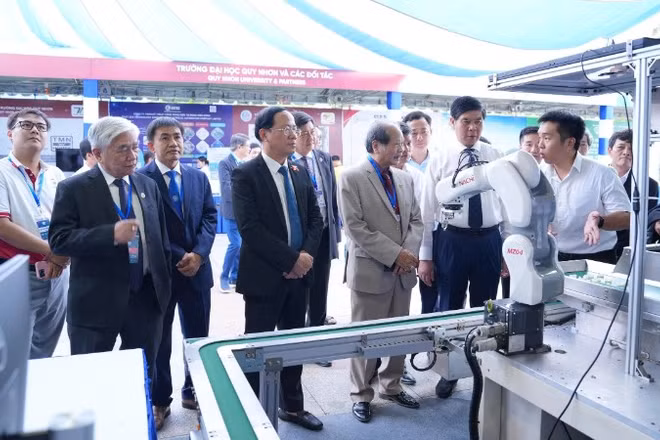 Các đại biểu tham quan gian hàng Triển lãm công nghệ và sản phẩm tiêu biểu. 