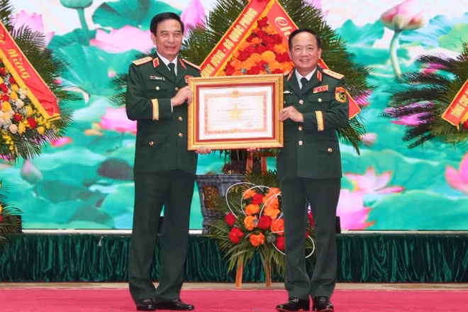 Thừa ủy quyền của Chủ tịch nước, đồng chí Đại tướng Trịnh Văn Quyết, Bí thư Trung ương Đảng, Chủ nhiệm Tổng cục Chính trị Quân đội nhân dân Việt Nam trao Huân chương Quân công hạng Nhất tặng đồng chí Đại tướng Phan Văn Giang, Ủy viên Bộ Chính trị, Phó Bí thư Quân ủy Trung ương, Bộ trưởng Quốc phòng. (Ảnh: Trọng Đức)