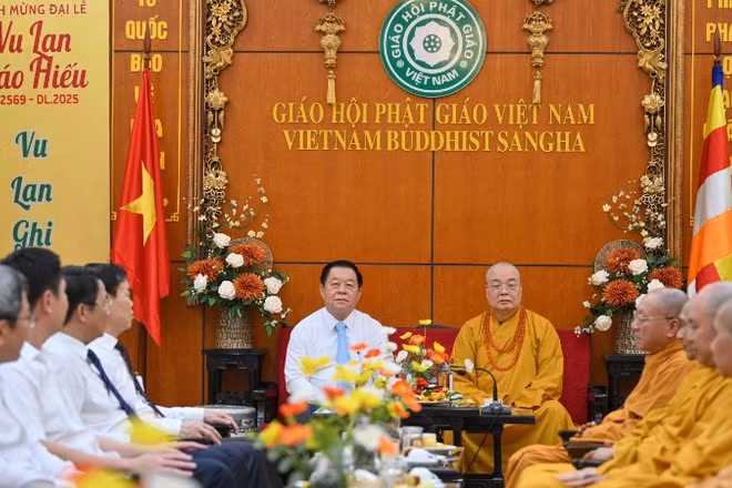 Đồng chí Nguyễn Trọng Nghĩa thăm, chúc mừng Giáo hội Phật giáo Việt Nam. (Ảnh: THẾ ĐẠI)
