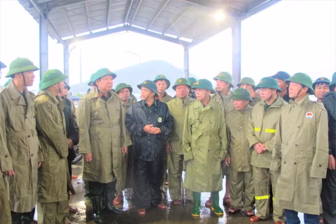 Thượng tướng Huỳnh Chiến Thắng, Ủy viên Trung ương Đảng, Phó tổng Tham mưu trưởng Quân đội nhân dân Việt Nam dẫn đầu đã đi kiểm tra công tác phòng, chống bão số 10 tại các địa phương Nghệ An và Hà Tĩnh.