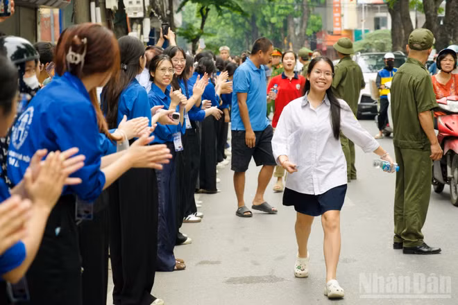 [Ảnh] Kỳ thi tốt nghiệp trung học phổ thông năm 2026: Nhiều cung bậc cảm xúc trong 2 ngày thi quan trọng
