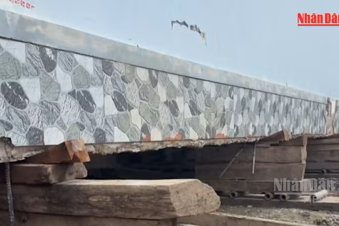 [Video] Di dời căn nhà 300 tấn, mở đường kết nối sân bay Long Thành