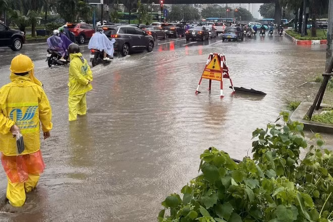 Sáng 27/8, Hà Nội có mưa vừa, mưa to khiến các điểm úng, ngập nước rút rất chậm.