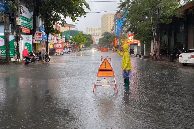 Xí nghiệp Thoát nước số 7 ứng trực trên đường Phùng Hưng.