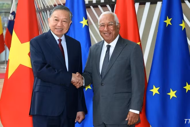 Chủ tịch Hội đồng châu Âu Antonio Costa đón Tổng Bí thư, Chủ tịch nước Tô Lâm. (Ảnh: TTXVN)