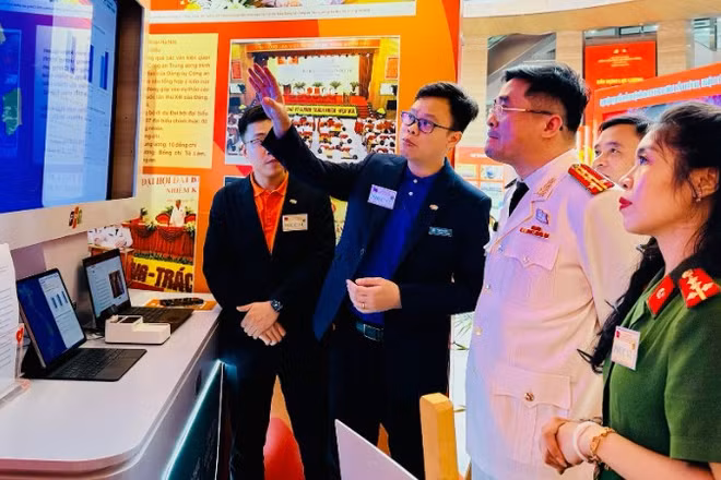 Đại diện Long Châu giới thiệu về Giải pháp Bản đồ dịch tễ và dược chất Việt Nam tới các đại biểu.