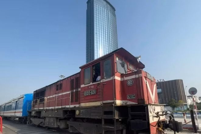 Một đoàn tàu chạy qua thành phố Hải Phòng. (Ảnh minh họa)