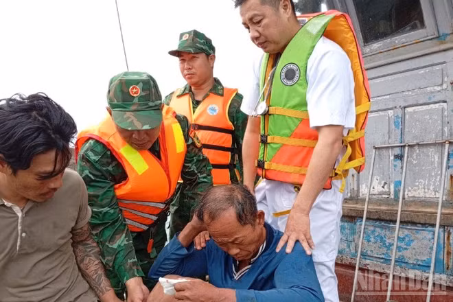 Ông Trần Thanh Hồ đang được lực lượng cứu nạn đưa về đất liền để kịp thời điều trị.