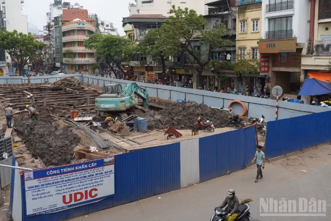 Khu vực phía trước chợ Hàng Da được rào chắn để thi công bể điều tiết ngầm.