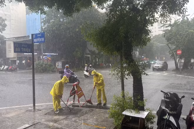 Xí nghiệp Thoát nước số 3 triển khai ứng trực tại đường Bà Triệu, phường Hai Bà Trưng, Hà Nội. (Ảnh: Công ty TNHH MTV Thoát nước Hà Nội cung cấp)