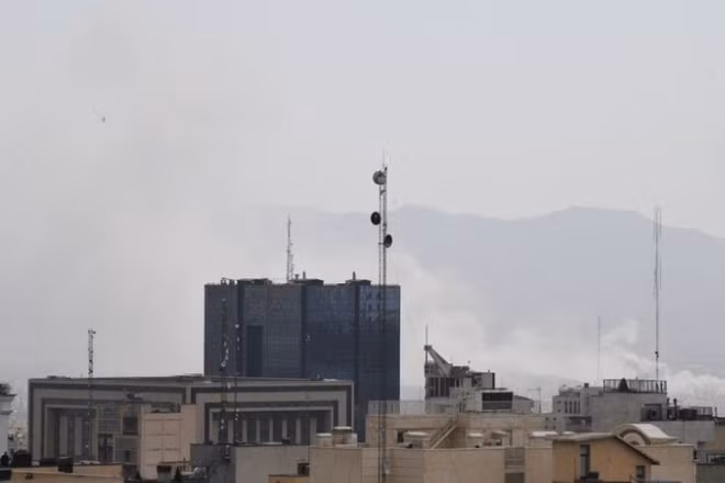 Khói bốc lên từ thủ đô Tehran, Iran sau cuộc oanh kích của Israel ngày 28/2/2026. (Ảnh: THX/TTXVN)