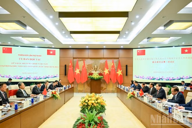 Đồng chí Trần Thanh Mẫn, Ủy viên Bộ Chính trị, Chủ tịch Quốc hội hội đàm với đồng chí Triệu Lạc Tế, Ủy viên Thường vụ Bộ Chính trị, Ủy viên trưởng Nhân đại toàn quốc Trung Quốc. (Ảnh: DUY LINH)