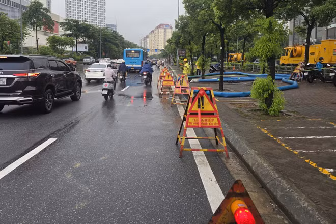 Xí nghiệp Thi công cơ giới tổ chức ứng trực trên đường Võ Chí Công. (Ảnh: Đơn vị cung cấp)