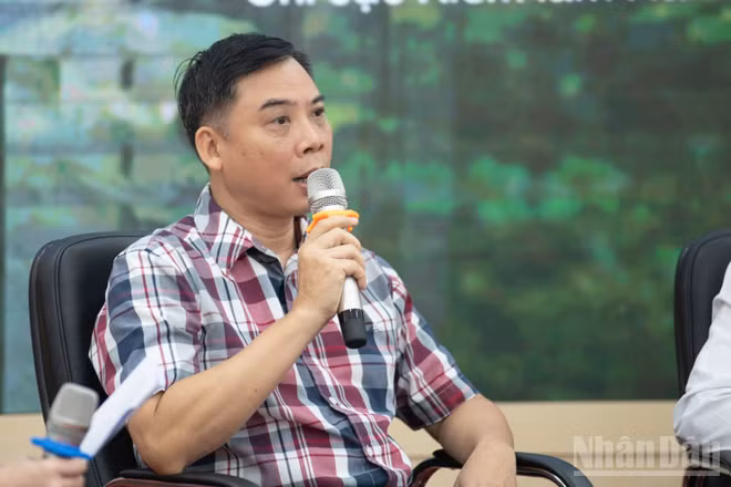 Ông Bùi Huy Khôi, Phó Chi cục trưởng Chi cục Kiểm lâm Hà Nội thông tin về công tác quản lý hoạt động nuôi nhốt gấu trên địa bàn Hà Nội tại buổi tọa đàm của Báo Nhân Dân. 