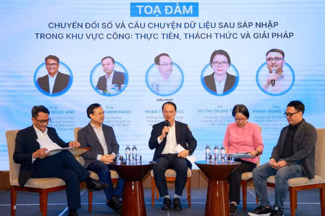 Các diễn giả tham dự hội thảo “Chuyển đổi số trong khu vực công: Kiến tạo hạ tầng bền vững và bảo đảm an ninh dữ liệu hướng đến mục tiêu tăng trưởng quốc gia”. (Ảnh: Ban tổ chức)