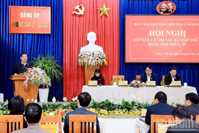 Đồng chí Phan Đình Trạc phát biểu ý kiến tại Hội nghị tiếp xúc cử tri phường Cam Ly-Đà Lạt.