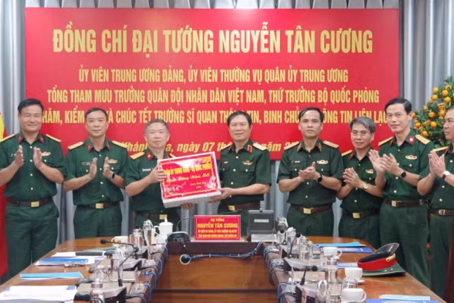 Đại tướng Nguyễn Tân Cương tặng quà và chúc Tết Trường Sĩ quan Thông tin.