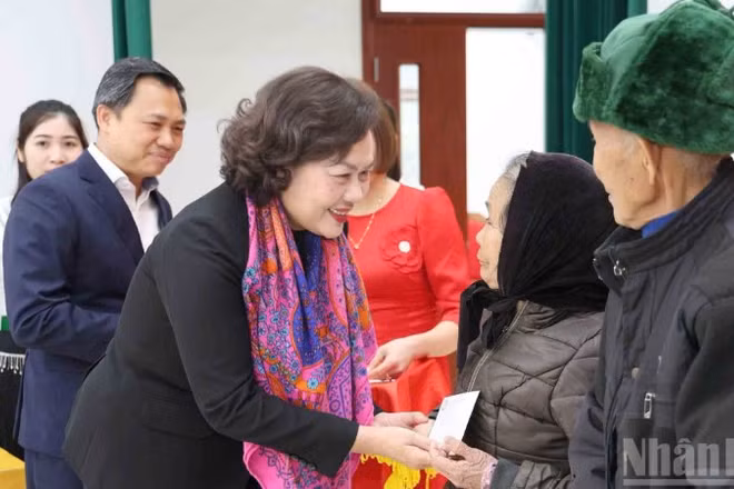 Đồng chí Nguyễn Thị Hồng, Ủy viên Trung ương Đảng, Thống đốc Ngân hàng Nhà nước Việt Nam tặng quà Tết cho các gia đình chính sách ở Sơn La.