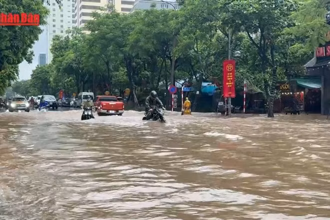 [Video] Hà Nội kích hoạt biện pháp tiêu thoát nước ứng phó bão số 11