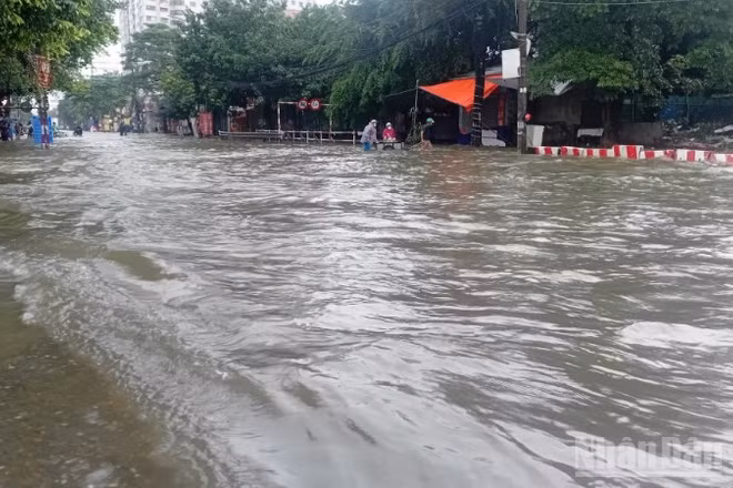 Khu vực Cầu Bưu-Yên Xá vẫn còn ngập sâu, đi lại khó khăn.