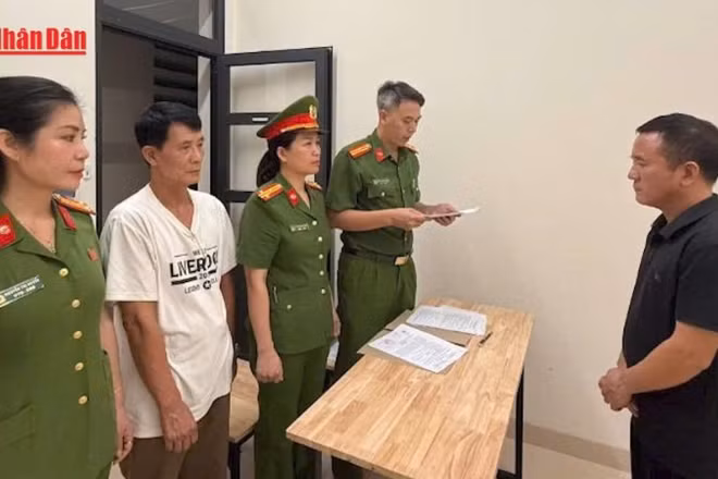 [Video] Bắt quả tang doanh nghiệp đổ trộm hơn 2.000 tấn chất thải ra môi trường