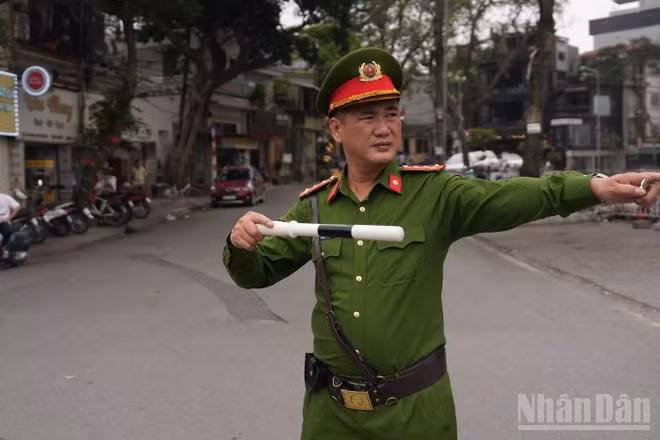 Lực lượng chức năng có mặt từ sáng sớm, hướng dẫn người dân di chuyển theo các tuyến thay thế. (Ảnh: HỒNG QUÂN)
