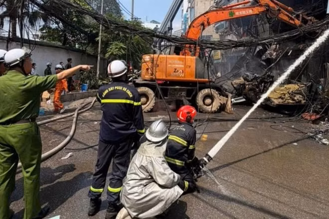 Lực lượng chức năng huy động nhiều phương tiện và cán bộ, chiến sĩ đến thực hiện công tác chữa cháy, tìm kiếm cứu nạn.