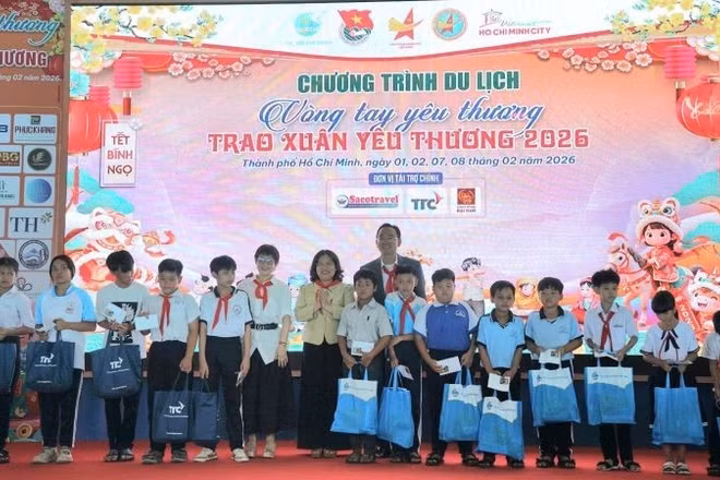 Trao quà cho trẻ em có hoàn cảnh khó khăn tại chương trình "Trao Xuân yêu thương 2026".