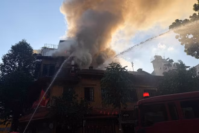 Đám cháy gây ra cột khói bốc cao nghi ngút. (Ảnh: Công an Hà Nội)