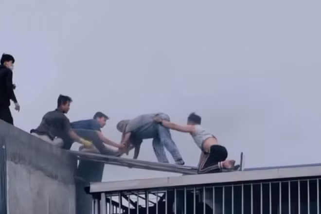 Người dân dũng cảm dùng búa phá mái nhà cứu người thoát nạn trong vụ cháy tại phường Hoàng Mai (Hà Nội). (Ảnh: HÀ NHUNG)