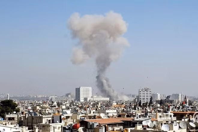 Khói bốc từ vụ đánh bom ở Syria. (Nguồn: Bộ Nội vụ Syria)