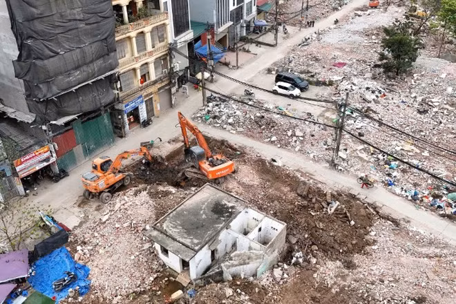 Phương tiện, máy móc đang làm việc hết công suất để hoàn thành dự án đường Vành đai 2,5.