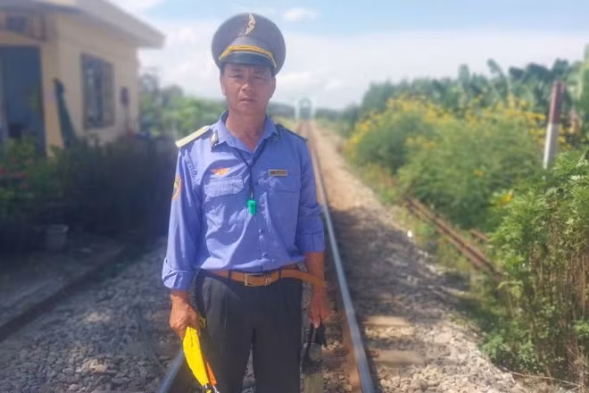 Anh Nguyễn Sơn Oánh là nhân viên gác chắn đường ngang thuộc Công ty Cổ phần Đường sắt Nghĩa Bình.