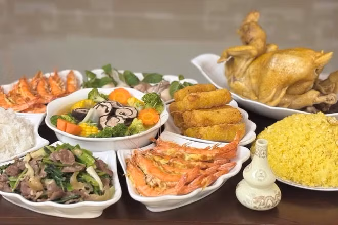 Những món ăn mới như nem hải sản, tôm nướng phô mai xuất hiện trong mâm cúng của gia đình trẻ.