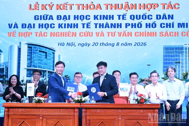 Phó Giáo sư, Tiến sĩ Bùi Đức Thọ, Bí thư Đảng ủy, Giám đốc Đại học Kinh tế Quốc dân và Phó Giáo sư, Tiến sĩ Bùi Quang Hùng, Bí thư Đảng ủy, Giám đốc Đại học Kinh tế Thành phố Hồ Chí Minh ký kết Thỏa thuận về hợp tác nghiên cứu và tư vấn chính sách công giữa hai đại học.