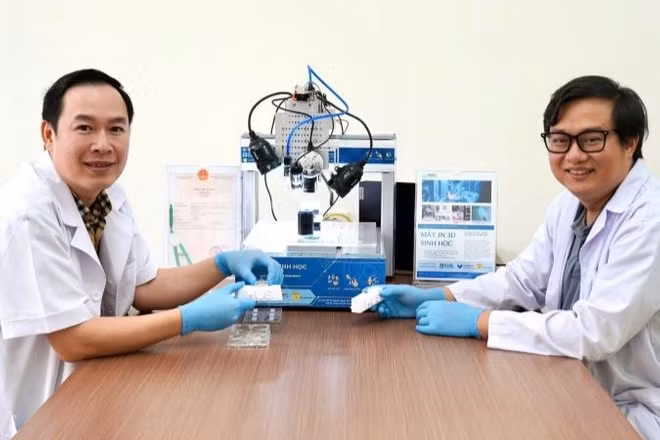 Phó Giáo sư, Tiến sĩ Nguyễn Ngọc Đỉnh (bên phải) – Đồng chủ nhiệm dự án VINIF - 2020.DA07 và Phó Giáo sư, Tiến sĩ Đỗ Xuân Hai (trái) – Thành viên chính của dự án.