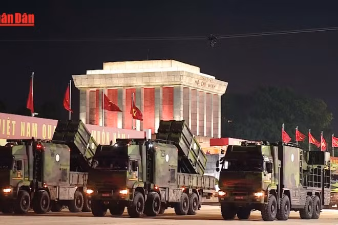 [Video] Hùng tráng tổng hợp luyện diễu binh, diễu hành lần 2 tại Quảng trường Ba Đình