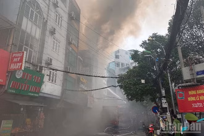 Trưa 11/5, xảy ra cháy tại một quán karaoke trên đường Phú Mỹ, Hà Nội.