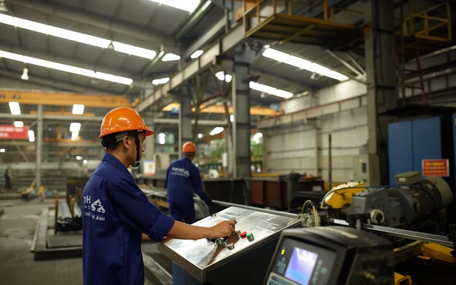 Trong giai đoạn 2025-2026, các doanh nghiệp thuộc lĩnh vực xi-măng, sắt thép và nhiệt điện sẽ phải kiểm kê, kiểm soát hạn ngạch khí thải để chuẩn bị cho thị trường carbon bắt buộc. (Ảnh Nguyên Nghi)