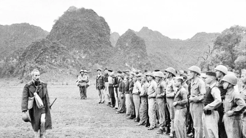 Chủ tịch Hồ Chí Minh thăm một đơn vị bộ đội ở Cao Bằng vừa tham gia Chiến dịch Biên giới năm 1950. (Ảnh TTXVN)