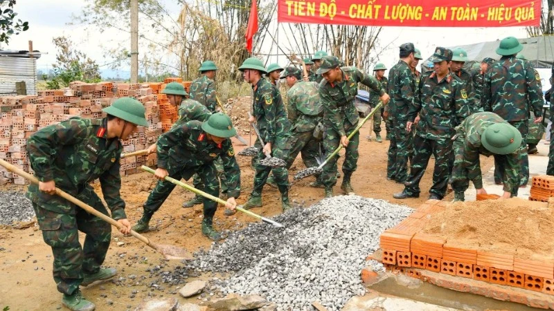 Lực lượng bộ đội thuộc Bộ Tư lệnh Quân khu 5 tham gia Chiến dịch Quang Trung, dựng lại nhà cho người dân bị thiệt hại do mưa lũ trên địa bàn tỉnh Đắk Lắk. (Ảnh Văn Viễn)