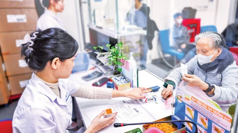 Người già đến khám tại Bệnh Viện Lão khoa Trung Ương nhận thuốc bảo hiểm y tế. (Ảnh: THÀNH ĐẠT)