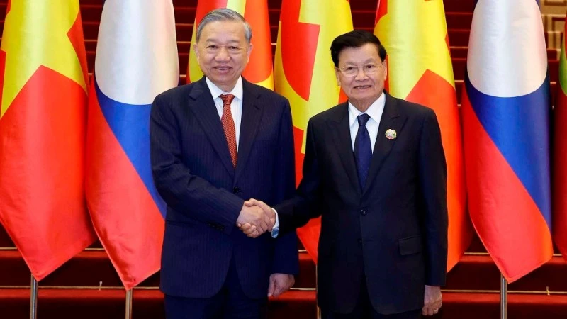 Tổng Bí thư Tô Lâm và Tổng Bí thư, Chủ tịch nước Lào Thongloun Sisoulith đồng chủ trì Cuộc gặp cấp cao giữa Đảng Cộng sản Việt Nam và Đảng Nhân dân Cách mạng Lào. (Ảnh: TTXVN)