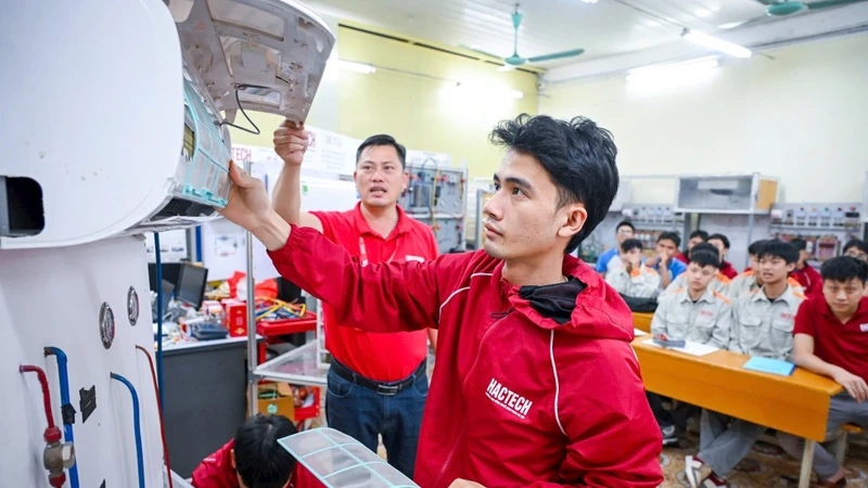 Để tạo nên đội ngũ lao động chất lượng cao, cần đổi mới căn bản công tác đào tạo nghề. (Trong ảnh: Lớp học nghề Kỹ thuật máy lạnh và điều hòa của Trường cao đẳng nghề Bắc khoa Hà Nội). Ảnh: Thành Đạt