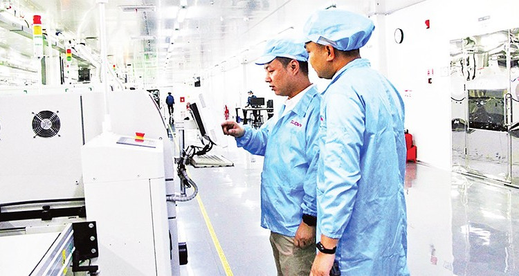 Dây chuyền sản xuất linh kiện điện tử tại Công ty trách nhiệm hữu hạn Sunwoda Việt Nam, Khu công nghiệp Vân Trung. (Ảnh TRƯỜNG SƠN)